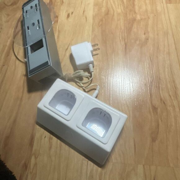 Nintendo Wii and charging station - Picture 4 of 5